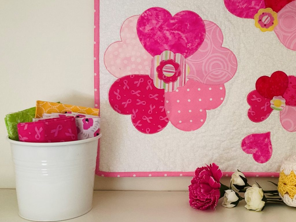 A quilted and applique pink Hearts wall hanging free pattern and tutorial #hearts #appliquehearts #valentinesdaygift #sewgift #wallhanging  #diytutorial #sewingtutorial #diygifts