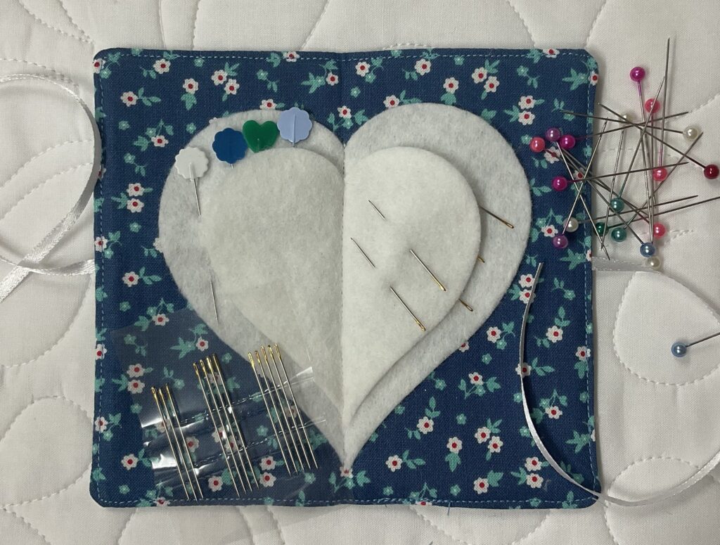 A pins and needles case with applique heart and felt hearts inside - free tutorial an pattern! #hearts #heartapplique #needlecase #pinsneedles  #diytutorial #sewingtutorial #diygifts