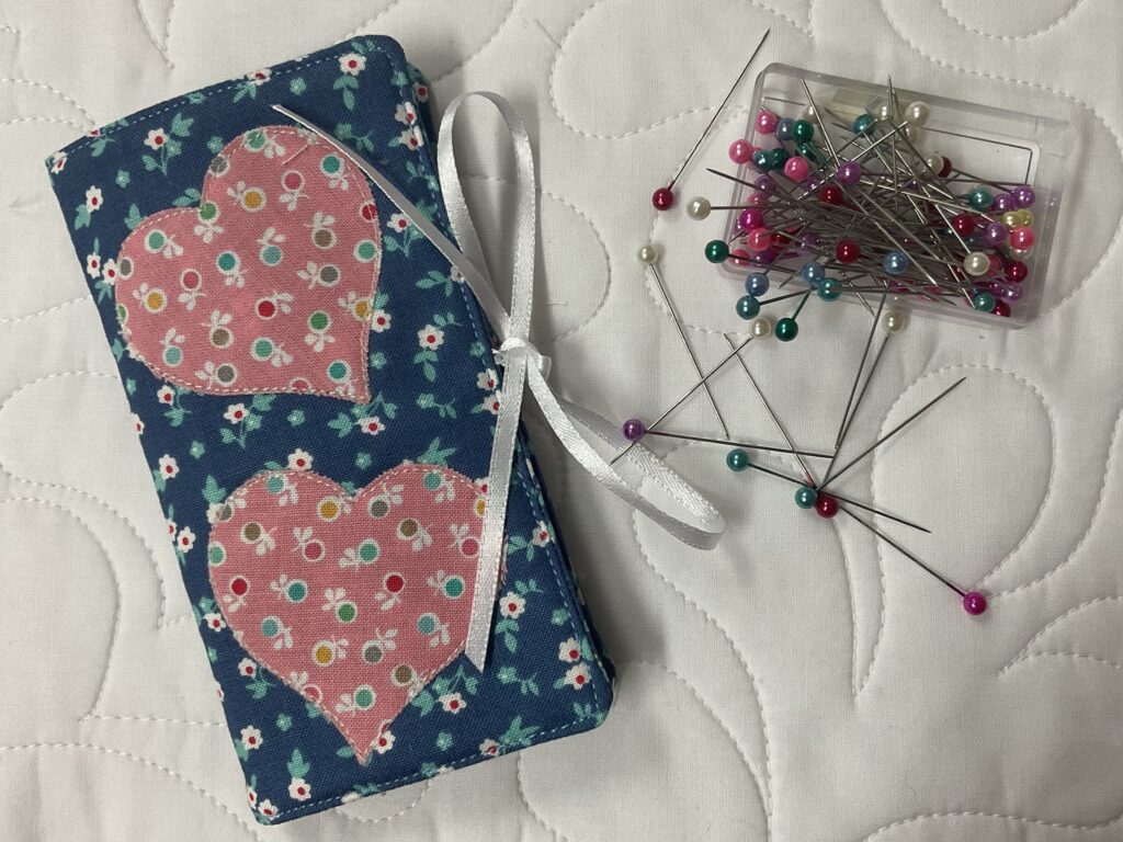 A pins and needles case with applique heart and felt hearts inside - free tutorial an pattern! #hearts #heartapplique #needlecase  #diytutorial #sewingtutorial #diygifts#pinsneedles