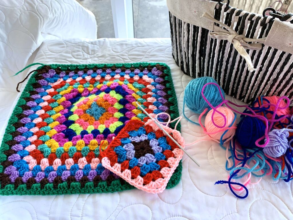 Making large crochet squares for cat blankets for local animal shelter #cat blankets #crochet blankets #blanketsforanimalshelter #largegrannysquares #crochet #crochetgrannysquares